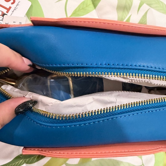 Loungefly - The Michael D. Eisner Building at the Walt Disney Studios - Picture 3 of 4